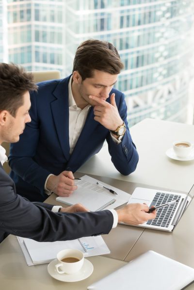 entrepreneurs-discussing-work-results-meeting-min